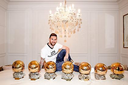 O Μέσι και η οικογένειά του ποζάρουν με τις 7 Χρυσές Μπάλες!
