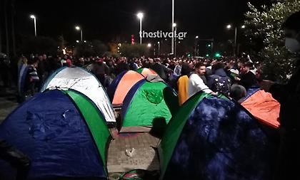Αντιεμβολιαστές κατασκήνωσαν έξω από το δημαρχείο Θεσσαλονίκης!