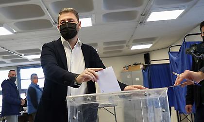 Νίκος Ανδρουλάκης: Με χειροκροτήματα έγινε δεκτός στο γραφείο του - «Όλα καλά», η πρώτη αντίδραση