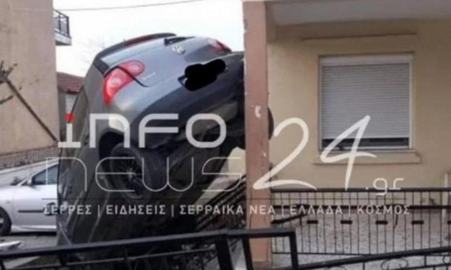 Σέρρες: Απίστευτο τροχαίο – Αυτοκίνητο κρεμάστηκε σε φράχτη