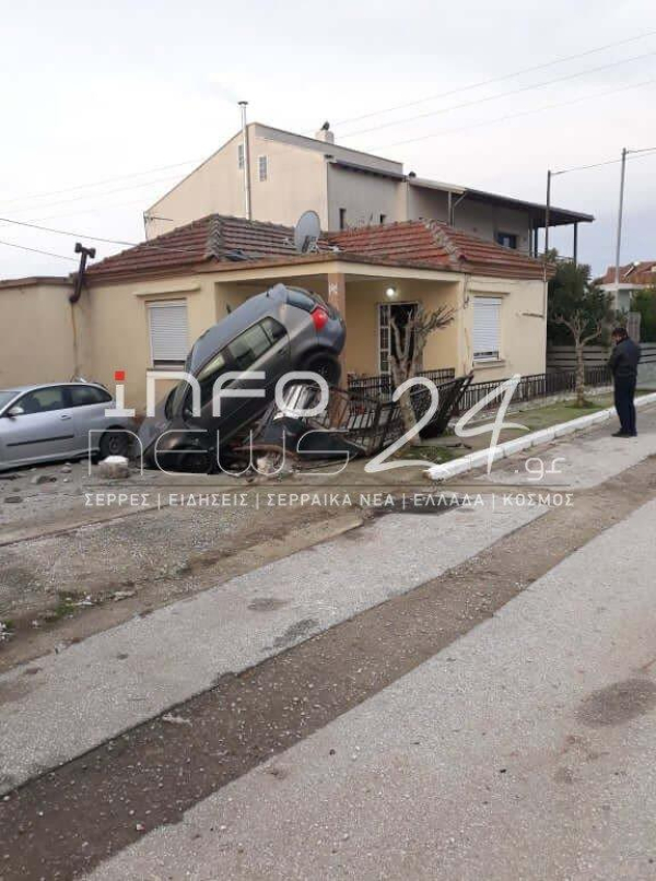 Σέρρες: Απίστευτο τροχαίο – Αυτοκίνητο κρεμάστηκε σε φράχτη