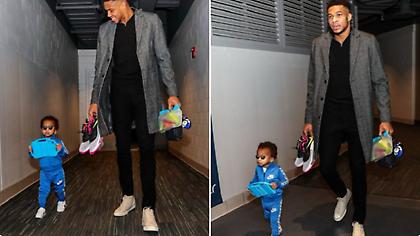 Με τον γιο του στο γήπεδο ο Γιάννης Αντετοκούνμπο