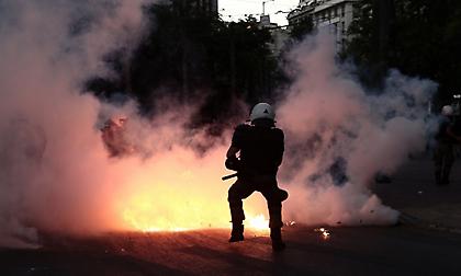 Θεσσαλονίκη: Πεδίο μάχης η Καμάρα - Βροχή από μολότοφ στο τέλος της πορείας για τον Γρηγορόπουλο