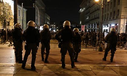 Ένταση και πετροπόλεμος στα Εξάρχεια μετά την πορεία για τον Γρηγορόπουλο