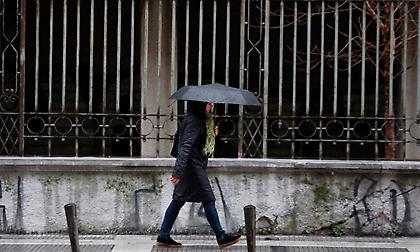 Καιρός: Νεφώσεις με τοπικές βροχές αλλά και... χιόνια!