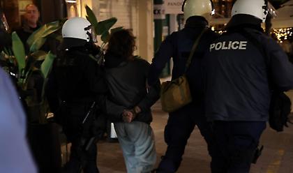 Τέσσερις συλλήψεις και πέντε προσαγωγές για τα επεισόδια στα Εξάρχεια