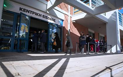 Εμβολιασμός: Σπριντ για την τρίτη δόση, στο ρελαντί για την πρώτη
