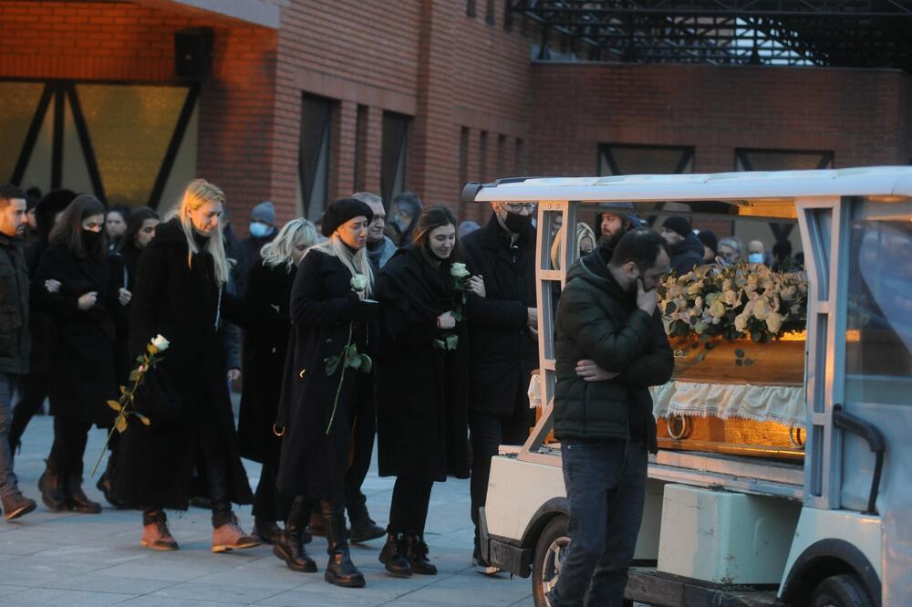 Ράγισαν καρδιές στην κηδεία του Γέλοβατς (pics) | kentriki 180001