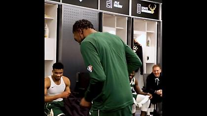 Τραγούδια και χοροί στα αποδυτήρια για χάρη του Γιάννη