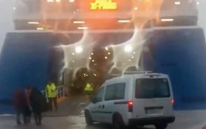 Δονούσα: Πλοίο «παλεύει» με τα κύματα για να δέσει στο λιμάνι
