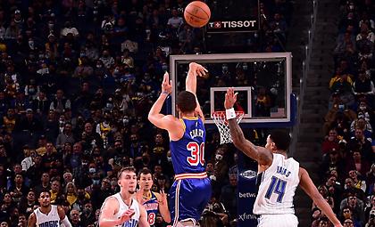 Ο Κάρι οδηγεί τους Γουόριορς και φουλάρει για ρεκόρ