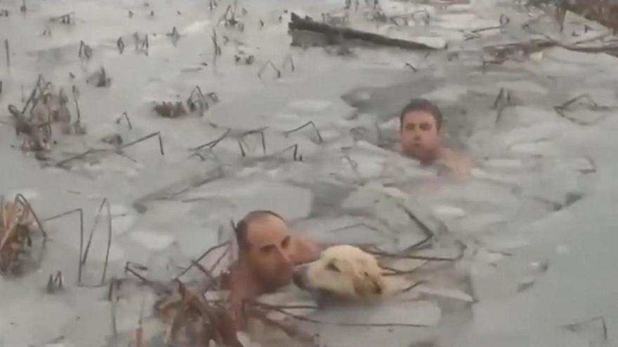 Ισπανία: Πήδηξαν σε παγωμένη λίμνη για να σώσουν σκύλο