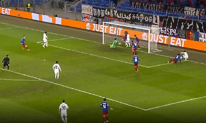 Πέρασε… ένα μέτρο τη γραμμή η μπάλα στο Βασιλεία-Κάραμπαγκ, αλλά το γκολ δεν μέτρησε!