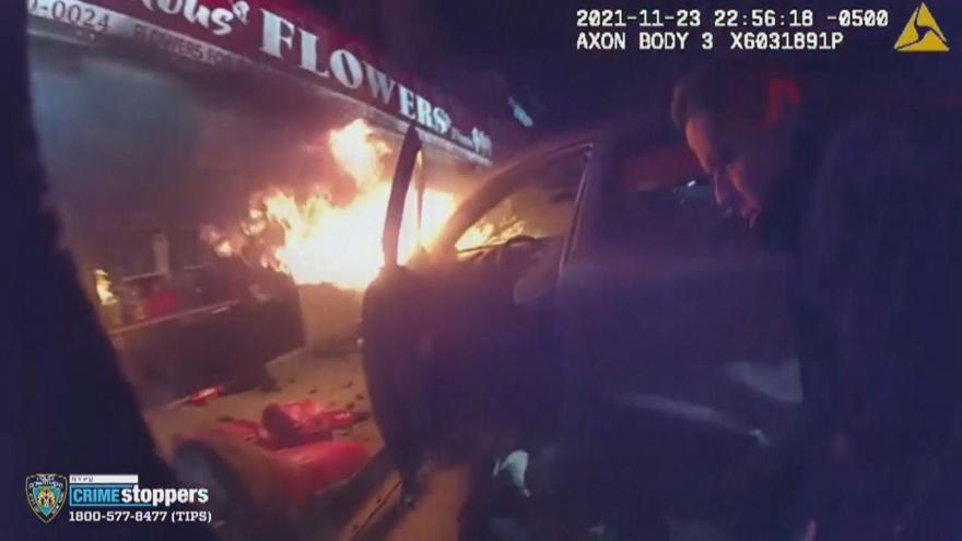 Αστυνομικός σώζει οδηγό από αυτοκίνητο που φλέγεται