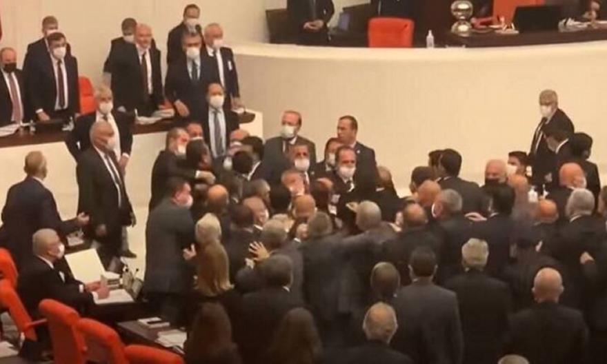 Τουρκία: Πλακώθηκαν στο ξύλο στη Βουλή