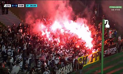 Οι οπαδοί της Κορίνθιανς άναψαν καπνογόνα επειδή κέρδισε πέναλτι ο αντίπαλος!