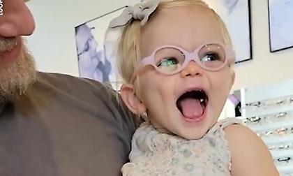 Απίθανο βίντεο: Κοριτσάκι με πρόβλημα όρασης βλέπει για πρώτη φορά