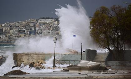 Θυελλώδεις άνεμοι σαρώνουν Θεσσαλία και Δυτική Ελλάδα: Φούσκωσαν ποτάμια, πλημμύρισαν δρόμοι!
