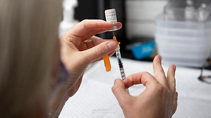 Ποιοι κάνουν την αναμνηστική δόση και ποιο εμβόλιο - Τι ισχύει για τα πιστοποιητικά εμβολιασμού