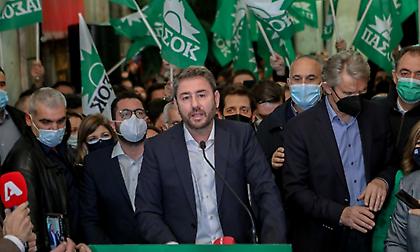 «Το ΠΑΣΟΚ είναι εδώ με τον Νίκο αρχηγό»: Χαμός στην υποδοχή Ανδρουλάκη!