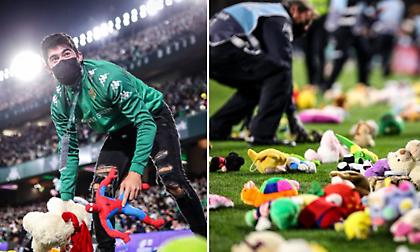 Γέμισε με λούτρινα παιχνίδια ο αγωνιστικός χώρος στο Μπέτις-Σοσιεδάδ