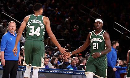 Με τρομερό πλουραλισμό πέρασαν από τη Νέα Υόρκη οι Μπακς - Ιστορική επίδοση από τον «τριπλό» Γιάννη