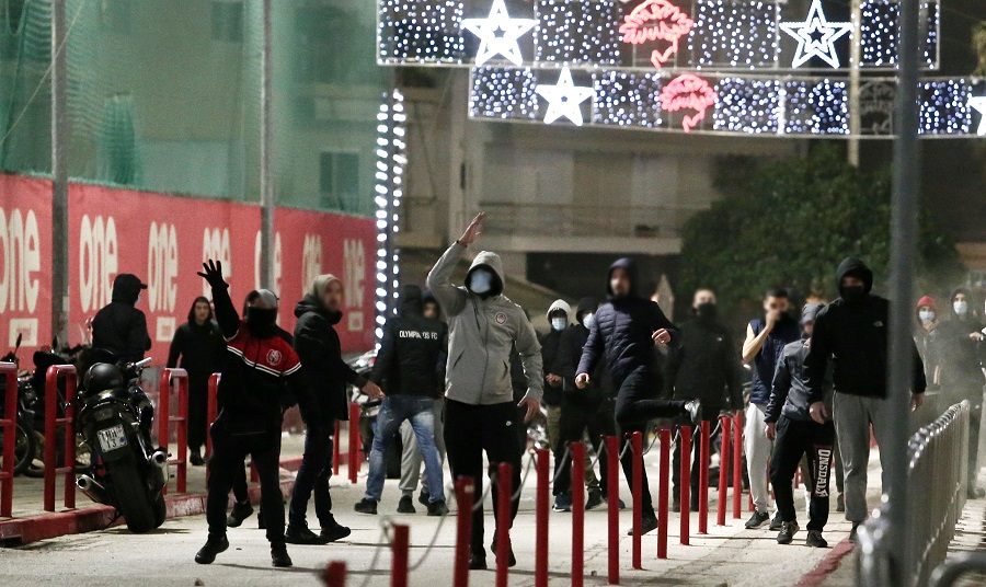 Εικόνες από τα επεισόδια έξω από το «Γ.Καραϊσκάκης»