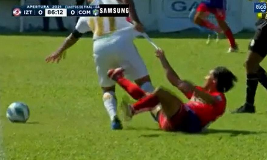 Τέτοιο τράβηγμα φανέλας δεν ξανάγινε!