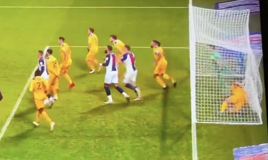 Από μηχανής Κάρολ, έσωσε βέβαιο γκολ