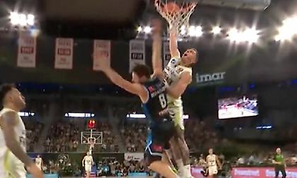 Σύρραξη στο ντέρμπι της Μελβούρνης μετά από κάρφωμα του Κρικ πάνω από τον Ντελαβεντόβα