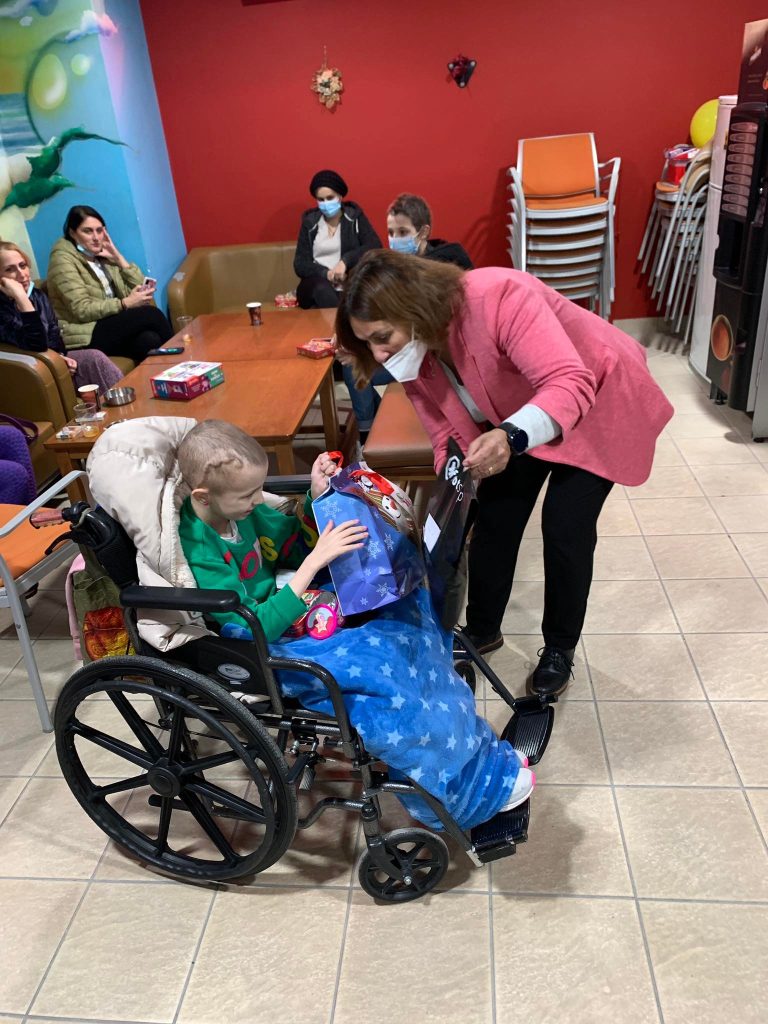 Κωνσταντινίδου-Μάλτση μοίρασαν δώρα στα παιδιά της «Φλόγας»