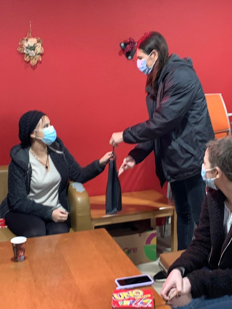 Κωνσταντινίδου-Μάλτση μοίρασαν δώρα στα παιδιά της «Φλόγας»