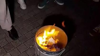 Αντιεμβολιαστές στη Χαλκίδα έκαψαν το βιβλίο του Τριβιζά