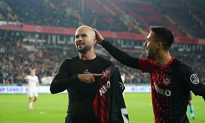 Μυθικό γκολ με βολέ από τη σέντρα κόντρα στη Φενέρμπαχτσε ο Φιγκεϊρέδο!