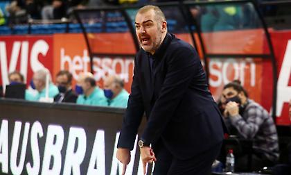 Έξαλλος με τους παίκτες του ο Δέδας, μπήκε στο παρκέ!