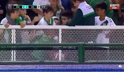 Παιδιά στην Αργεντινή τσακώθηκαν στην κερκίδα για το ποιος θα πάρει την μπάλα!