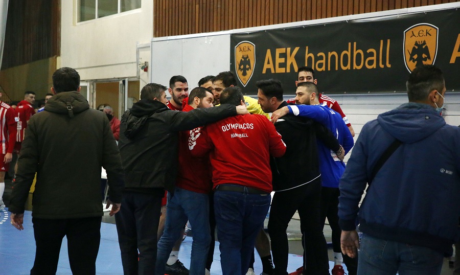 ΑΕΚ-Ολυμπιακός: Πιάστηκαν στα χέρια οι δύο ομάδες!