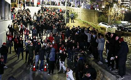 Μπόλικος κόσμος έξω από τα γραφεία του Ολυμπιακού για Μανωλά!