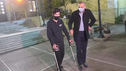 Με πατερίτσες αποχώρησε από τον εισαγγελέα ο Φουρθιώτης: «Συντονισμένη προσπάθεια εξόντωσής μου»