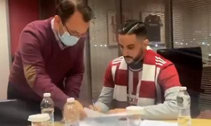 Η στιγμή της υπογραφής του συμβολαίου από τον Μανωλά