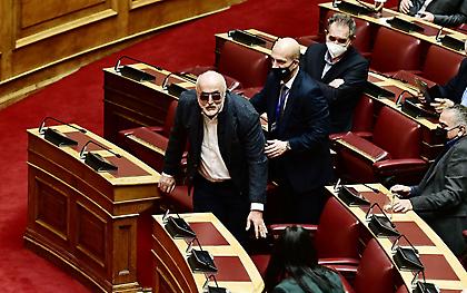«Μετασεισμοί» από τη διαγραφή Κουρουμπλή