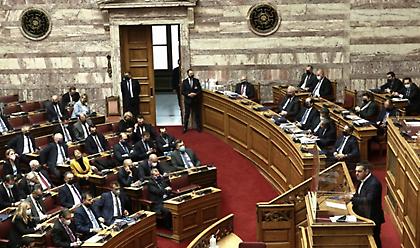 Χαμός στη Βουλή με την απάντηση Γεραπετρίτη στο «παραιτηθείτε» του Τσίπρα