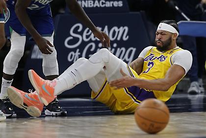 Ανησυχία στους Λέικερς για τον τραυματισμό του Ντέιβις στο γόνατο