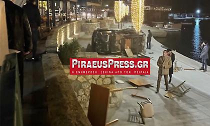 Απίστευτο τροχαίο στο Μικρολίμανο: Αυτοκίνητο αναποδογύρισε στον πεζόδρομο δίπλα στη θάλασσα!