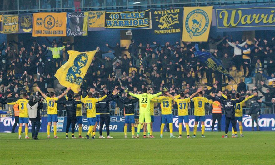 Οι παίκτες του Παναιτωλικού πανηγύρισαν πλάι στους οπαδούς τους