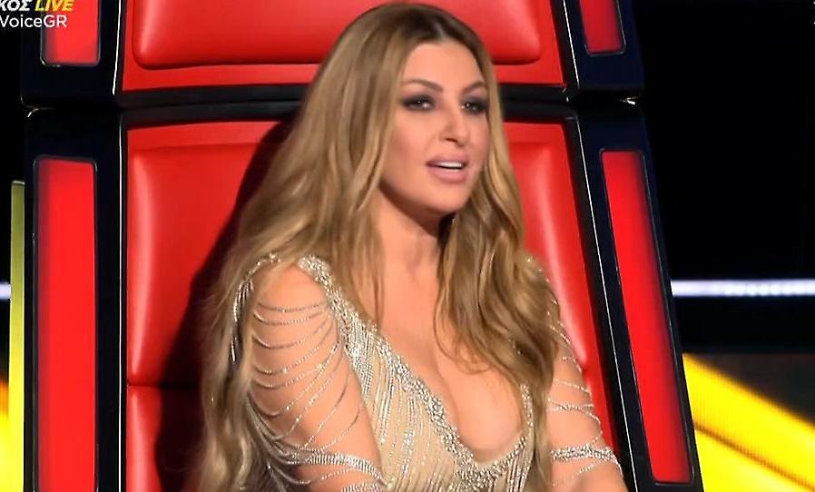 Εκρηκτική εμφάνιση της Έλενας Παπαρίζου με αβυσσαλέο ντεκολτέ στη σκηνή του Voice