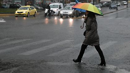 Καιρός: Νεφώσεις και τοπικές βροχές - Πού θα χιονίσει