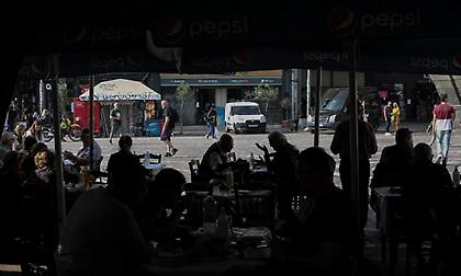 Στο τραπέζι μέτρα μετά τις γιορτές: Κλείσιμο εστίασης στις 12 μ.μ, επέκταση υποχρεωτικού εμβολιασμού