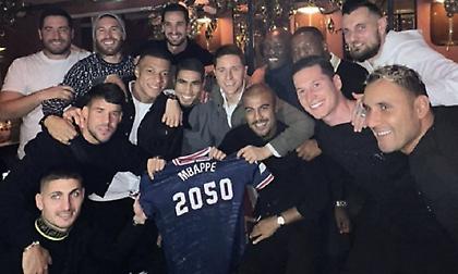 Εμπαπέ: Οι συμπαίκτες του τον θέλουν για… πάντα στην Παρί!