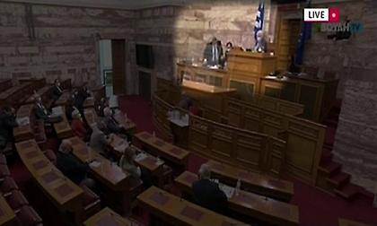 Κοντάρι σημαίας έπεσε στο κεφάλι υπαλλήλου ενώ βουλευτής του ΚΚΕ μιλούσε για τα εργατικά ατυχήματα!